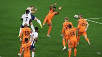 Salah satu yang tidak sepakat dengan keputusan wasit adalah mantan bek Inggris Gary Neville. Jujur, itu bukanlah sebuah penalti, katanya di ITV. Foto: Getty Images/Alex Grimm