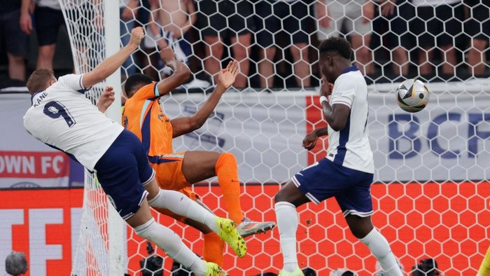 Kane vs Dumfries DORTMUND, GERMANY - JULY 10: Harry Kane of England rewarded a penalty for a tackle on his foot from Denzel Dumfries of Holland during the EURO match between Holland v England at the Signal Iduna Park on July 10, 2024 in Dortmund Germany (Photo by Eric Verhoeven/Soccrates/Getty Images)