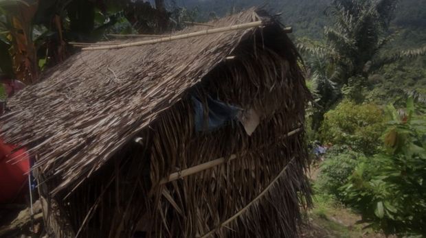 Bagian dalam gubuk tambal sulam milik Marni (43) janda tiga orang anak nan hidup memprihatinkan di rimba Desa Batetangnga, Kecamatan Binuang, Polewali Mandar, Sulawesi Barat, Selasa (2/7/2024). ANTARA/M Riezko Bima Elko Prasetyo