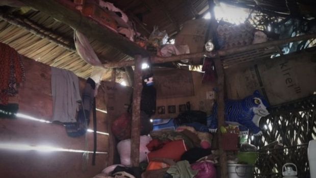 Kegelisahan janda penghuni gubuk di hutan Sulawesi akhirnya terjawab Bagian dalam gubuk tambal sulam milik Marni (43) janda tiga orang anak yang hidup memprihatinkan di hutan Desa Batetangnga, Kecamatan Binuang, Polewali Mandar, Sulawesi Barat, Selasa (2/7/2024). ANTARA/M Riezko Bima Elko Prasetyo