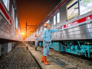 KRL Masuk Salon! Yuk Intip Proses Pencucian KRL