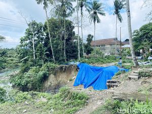 20 Makam di Desa Rumah Tiga Ambon Amblas Akibat Erosi Sungai Wailela 20 Makam di Desa Rumah Tiga Ambon Amblas Akibat Erosi Sungai Wailela