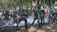 Melihat Kekompakan Marinir dalam Lomba Ketangkasan Halang Rintang