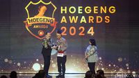 Momen Iptu Made Ambo Terima Hoegeng Awards 2024 Polisi Berdedikasi