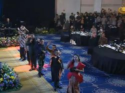 Seru! Kapolri-Panglima TNI hingga CT Goyang Gemu Famire Saat Hoegeng Awards Seru! Kapolri-Panglima TNI hingga CT Goyang Gemu Famire Saat Hoegeng Awards