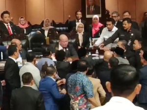 Panasnya Ricuh Paripurna DPD RI hingga Mikrofon Direbut Panasnya Ricuh Paripurna DPD RI hingga Mikrofon Direbut