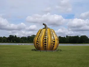 Patung Ikonik Labu Yayoi Kusama Setinggi 5 Meter Ada di London