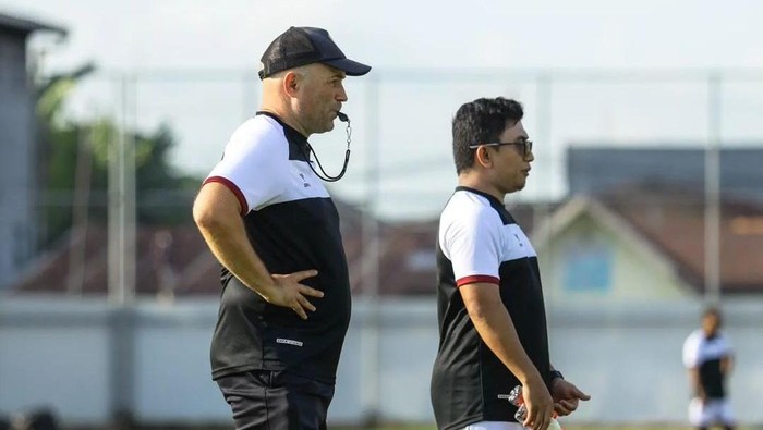 Pelatih Bernardo Tavares memimpin latihan PSM Makassar di Stadion Kalegowa. Pelatih Bernardo Tavares memimpin latihan PSM Makassar di Stadion Kalegowa.