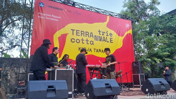 Penampilan LAIR Band. Penampilan LAIR Band.