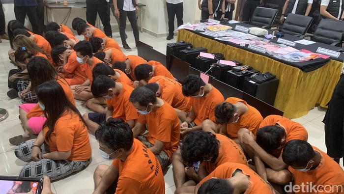 Polres Metro Jakbar menangkap 7 orang sindikat peretas situs pemerintah untuk judi online di suatu apartemen. Sindikat ini meraup Rp 170 miliar dalam tiga bulan terakhir. (Taufiq/) Polres Metro Jakbar menangkap 7 orang sindikat peretas situs pemerintah untuk judi online di suatu apartemen. Sindikat ini meraup Rp 170 miliar dalam tiga bulan terakhir. (Taufiq/)