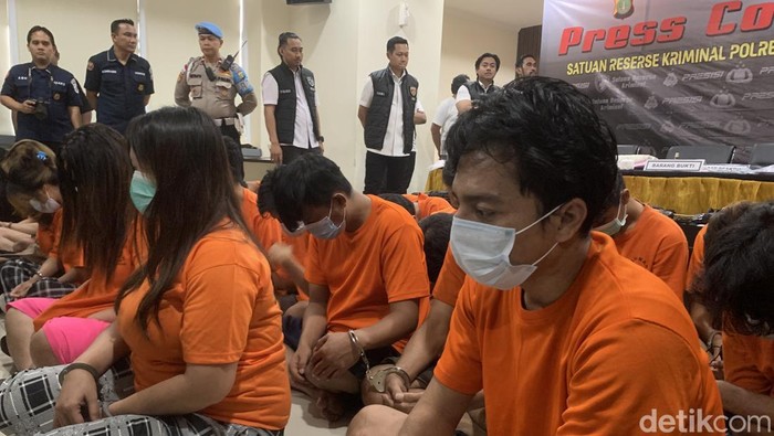 Polres Metro Jakbar menangkap 7 orang sindikat peretas situs pemerintah untuk judi online di suatu apartemen. Sindikat ini meraup Rp 170 miliar dalam tiga bulan terakhir. (Taufiq/) Polres Metro Jakbar menangkap 7 orang sindikat peretas situs pemerintah untuk judi online di suatu apartemen. Sindikat ini meraup Rp 170 miliar dalam tiga bulan terakhir. (Taufiq/)