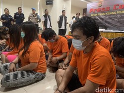 Polisi Temukan Airsoft Gun Saat Gerebek Markas Judi Online di Jakbar