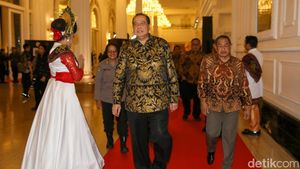 Foto: Malam Puncak Hoegeng Awards 2024, Chairul Tanjung Tampil Berbatik