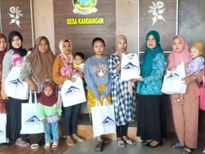 Cegah Stunting, PT BSI Bagikan Susu-Vitamin ke Warga Kandangan Banyuwangi Cegah Stunting, PT BSI Bagikan Susu-Vitamin ke Warga Kandangan Banyuwangi