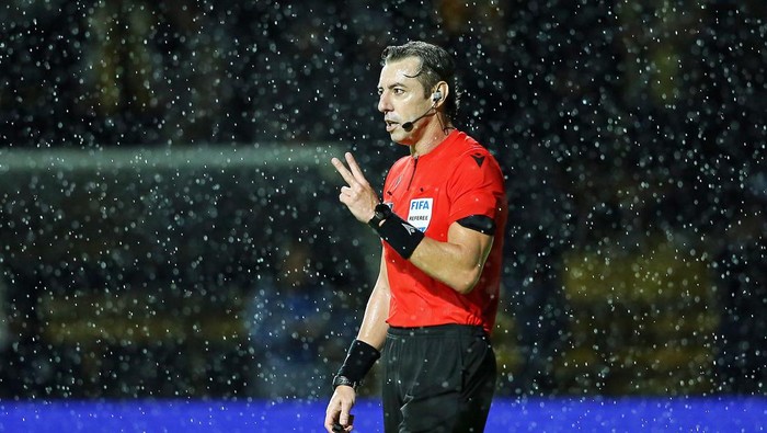 CRICIUMA, BRAZIL - MAY 23: Referee Raphael Claus gestures during Copa do Brasil 2024 match between Criciuma and Bahia at Estádio Heriberto Hulse on May 23, 2024 in Criciuma, Brazil. (Photo by Heuler Andrey/Eurasia Sport Images/Getty Images)