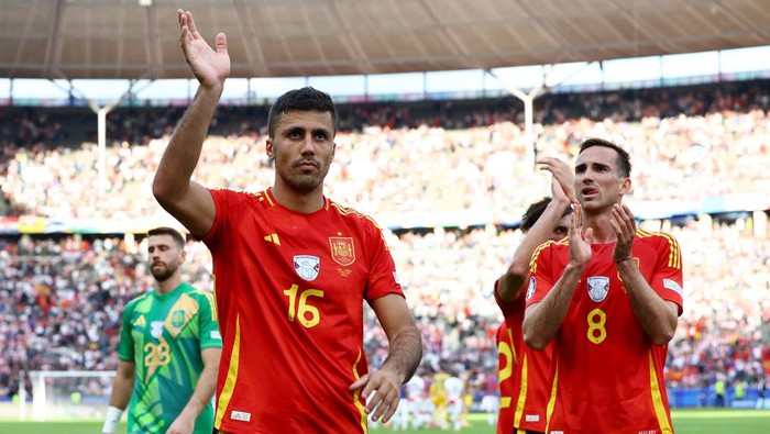 Soccer Football - Euro 2024 - Group B - Spain v Croatia - Berlin Olympiastadion, Berlin, Germany - June 15, 2024 Spains Rodri and Fabian Ruiz applaud fans after the match REUTERS/Kacper Pempel