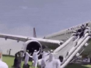 Roda Pesawat Terbakar Saat Mendarat, Penumpang Turun Meluncur