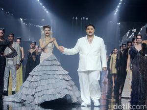 20 Tahun Berkarya, Ivan Gunawan Gelar Fashion Show di Bawah Tekanan
