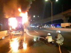 Penampakan Truk Terbakar di Dekat Stasiun MRT Fatmawati