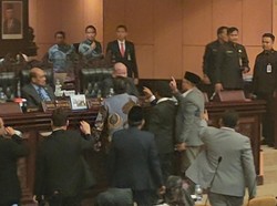 Paripurna DPD Panas! Senator Ramai-ramai Hampiri Meja LaNyalla