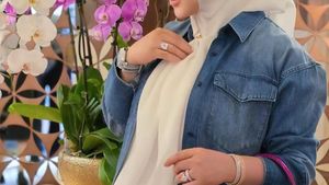 8 Gaya Stylish Syahrini Saat Hamil Tua, Tetap Pakai Celana Jeans