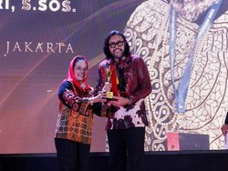 Ono Surono Raih Lifetime Achievement Award dari Dekopin & Kemenkop UKM