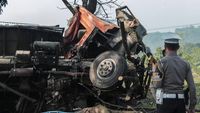 Truk Muatan Popok Bayi Kecelakaan di Cianjur, 1 Orang Tewas