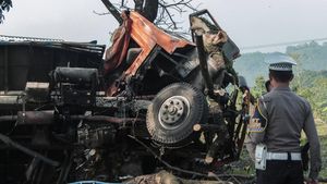 Truk Muatan Popok Bayi Kecelakaan di Cianjur, 1 Orang Tewas