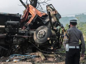 Truk Muatan Popok Bayi Kecelakaan di Cianjur, 1 Orang Tewas