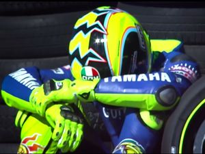 Rossi Disebut Nangis saat Menang Pertama Bareng Yamaha M1, Padahal Aslinya Begini Rossi Disebut Nangis saat Menang Pertama Bareng Yamaha M1, Padahal Aslinya Begini