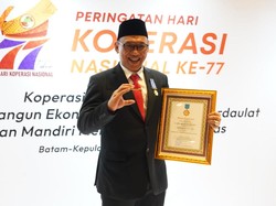 Wali Kota Cilegon Raih Penghargaan Sebagai Tokoh Penggerak Koperasi Utama