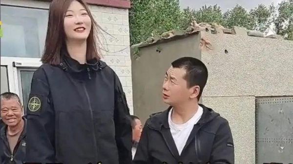 Potret Wanita Cantik Setinggi 2 Meter yang Viral, Cari Jodoh Lewat Medsos