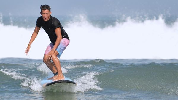 Aksi Rio Waida Taklukkan Ombak Jelang Olimpiade Paris