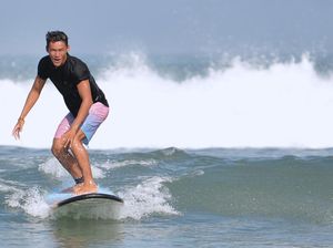 Aksi Rio Waida Taklukkan Ombak Jelang Olimpiade Paris