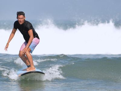 Aksi Rio Waida Taklukkan Ombak Jelang Olimpiade Paris