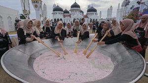 Catat Rekor MURI Memasak Bubur Asyura di Masjid Raya Aceh
