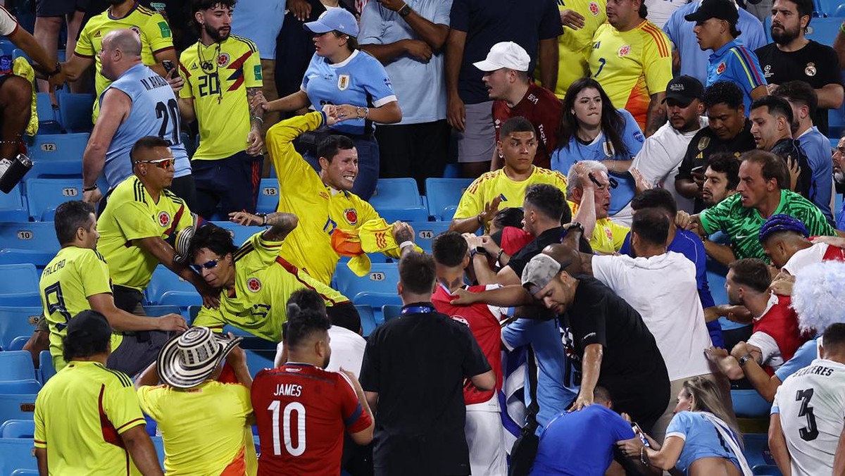 Fans Kolombia memukul Darwin Nunez. (Foto: Getty Images/Tim Nwachukwu)