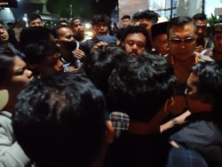 Demo di KPU Serang Ricuh, Massa Ngamuk hingga Rusak Papan Reklame