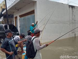 Pengungsi Banjir Gorontalo Isi Waktu dengan Mancing Ikan, Bisa Dapat 50 Ekor Pengungsi Banjir Gorontalo Isi Waktu dengan Mancing Ikan, Bisa Dapat 50 Ekor