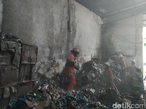 Gudang Pecah Belah di Margomulyo Surabaya Ludes Terbakar