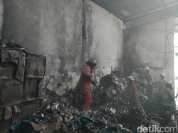 Gudang Pecah Belah di Margomulyo Surabaya Ludes Terbakar