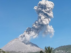 Warga Lereng Gunung Lewotobi Kembar Berdamai dengan Hujan Abu Vulkanik