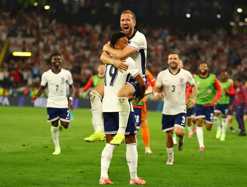 Soccer Football - Euro 2024 - Semi Final - Netherlands v England - Dortmund BVB Stadion, Dortmund, Germany - July 10, 2024  England's Harry Kane celebrates with Ollie Watkins after winning the match REUTERS/Kai Pfaffenbach     TPX IMAGES OF THE DAY