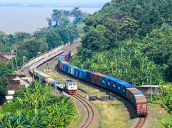 Viral Warga Buang Sampah ke Kereta Barang, KAI: Terancam Denda Rp 15 Juta!