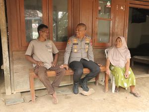 Kapolres Mojokerto Bagikan Ratusan Paket Sembako di Kaki Gunung Penanggungan