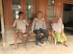 Kapolres Mojokerto Bagikan Ratusan Paket Sembako di Kaki Gunung Penanggungan