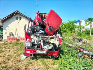 Update Kecelakaan Tewaskan 6 Orang di Tol Boyolali, Sopir Elf Ngaku Ngantuk Update Kecelakaan Tewaskan 6 Orang di Tol Boyolali, Sopir Elf Ngaku Ngantuk