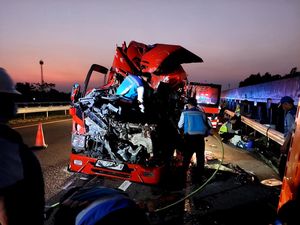 Rombongan Elf asal Surabaya Laka di Tol Boyolali, 6 Tewas Termasuk 2 Balita Rombongan Elf asal Surabaya Laka di Tol Boyolali, 6 Tewas Termasuk 2 Balita