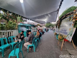 Petakziyah-Karangan Bunga Banjiri Rumah Duka Ketua Yayasan SD Darul Falah