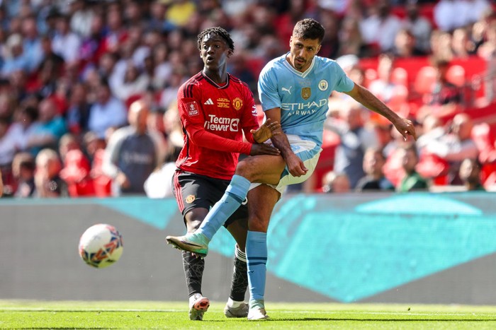LONDON, ENGLAND - MAY 25: Kobbie Mainoo of Manchester United and Rodri of Manchester City during the Emirates FA Cup Final match between Manchester City and Manchester United at Wembley Stadium on May 25, 2024 in London, England. (Photo by Robin Jones/Getty Images)